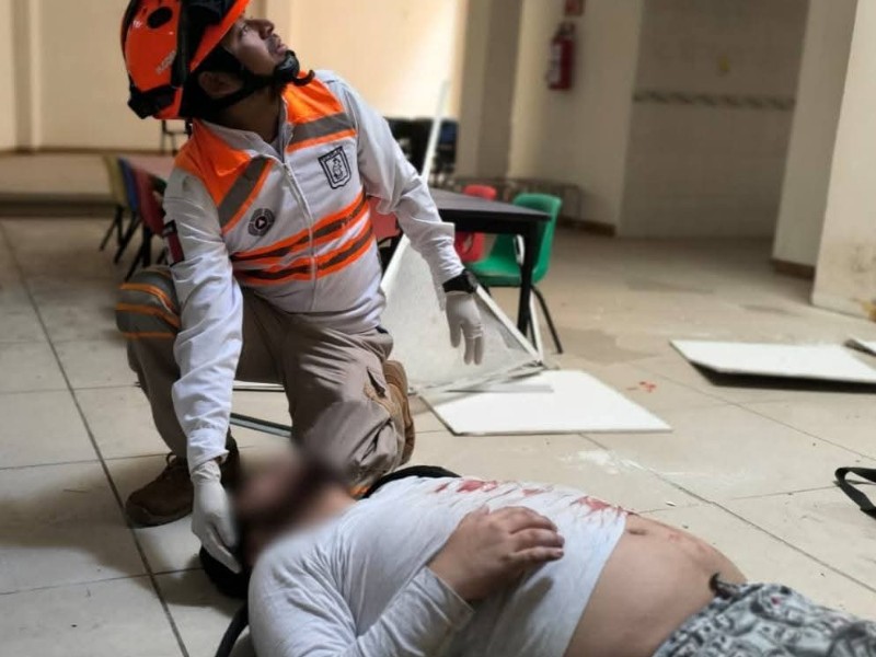 Rescataba un gatito y se cayó desde el techo