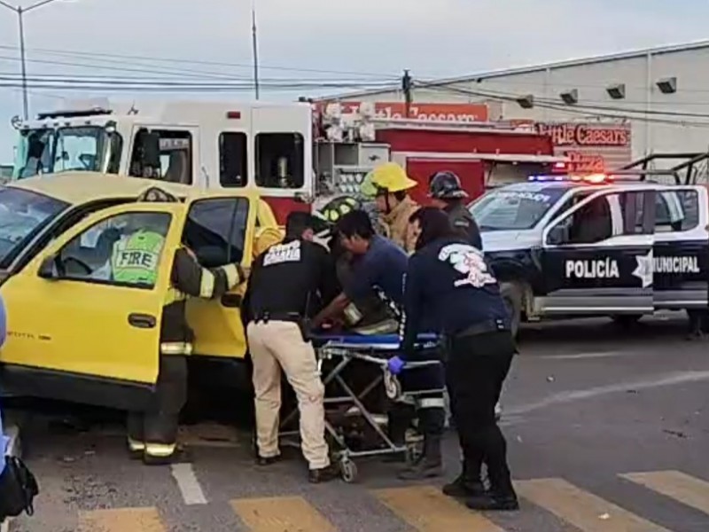 Rescatan 2 mujeres atrapadas en vehículo tras fuerte choque