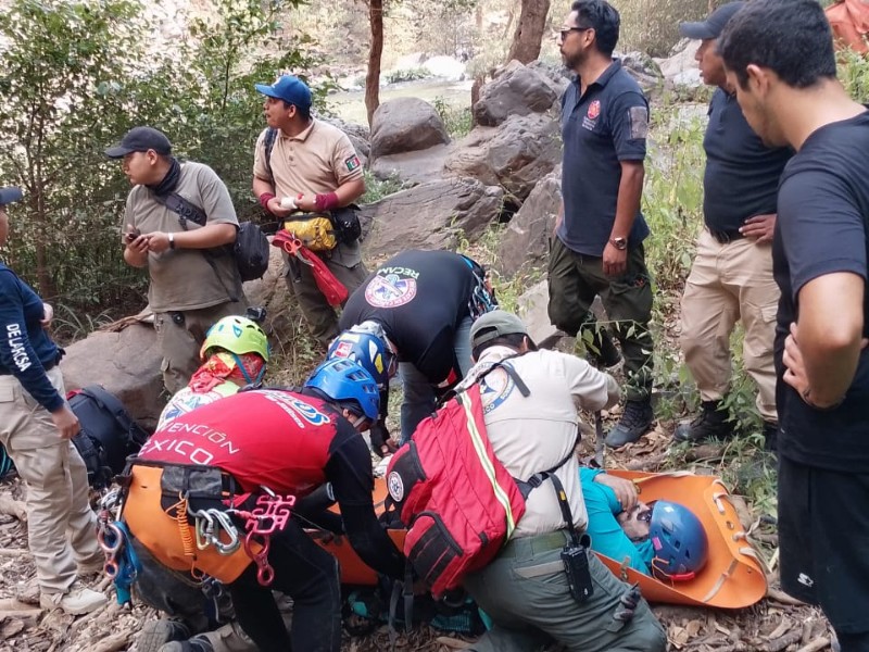Rescatan a 12 excursionistas de una cascada en Tapalpa