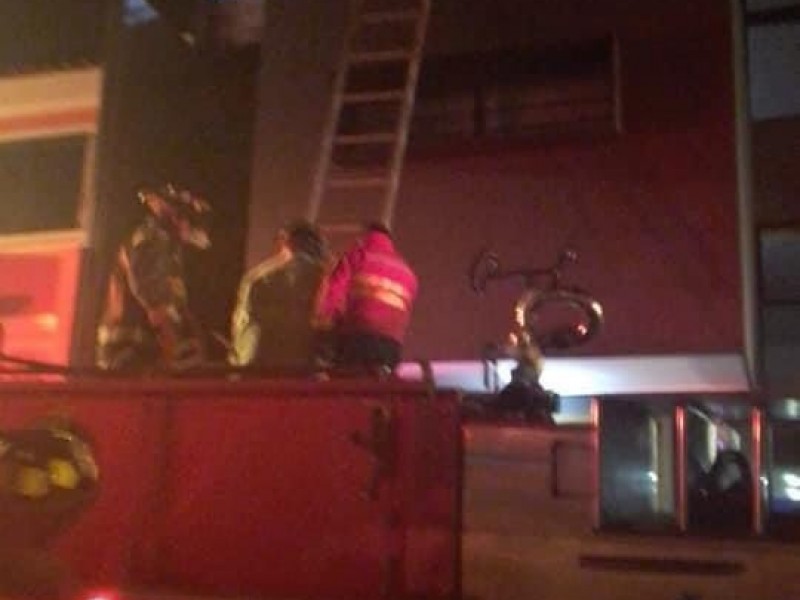 Rescatan a 13 personas atrapadas en un edificio