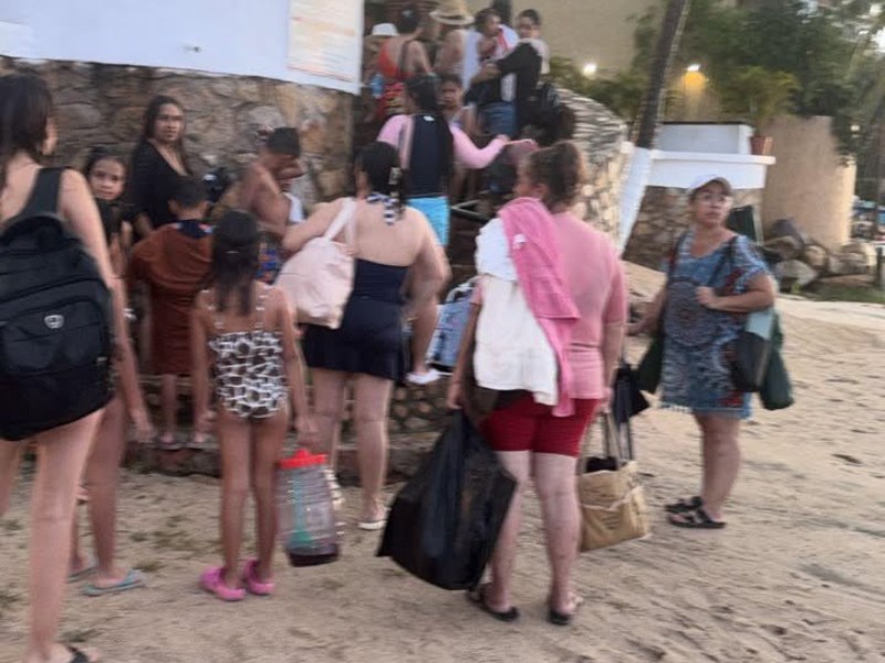 Rescatan a 150 personas en Puerto Vallarta