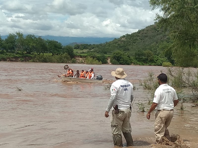 Rescatan a 19 personas atrapadas en río Acaponeta