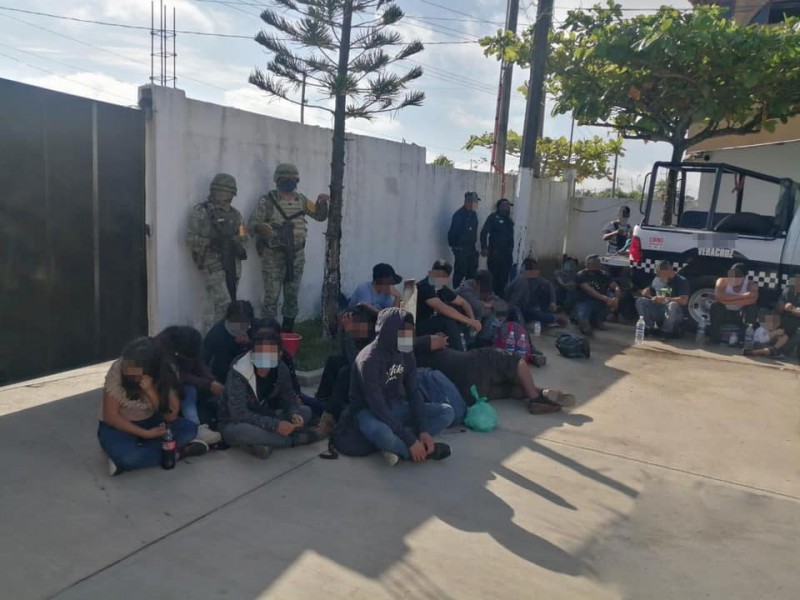 Rescatan a 233 migrantes en Las Choapas