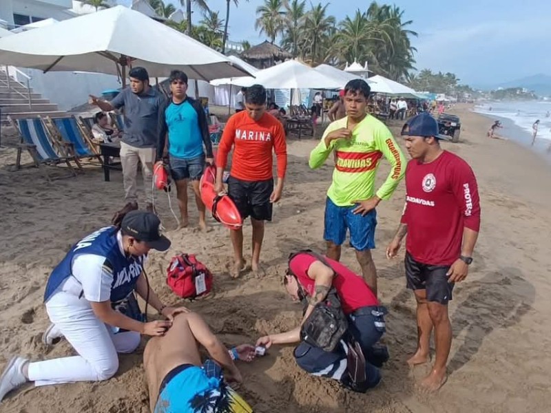 Rescatan a 4 jóvenes en riesgo de ahogamiento en mar de Manzanillo