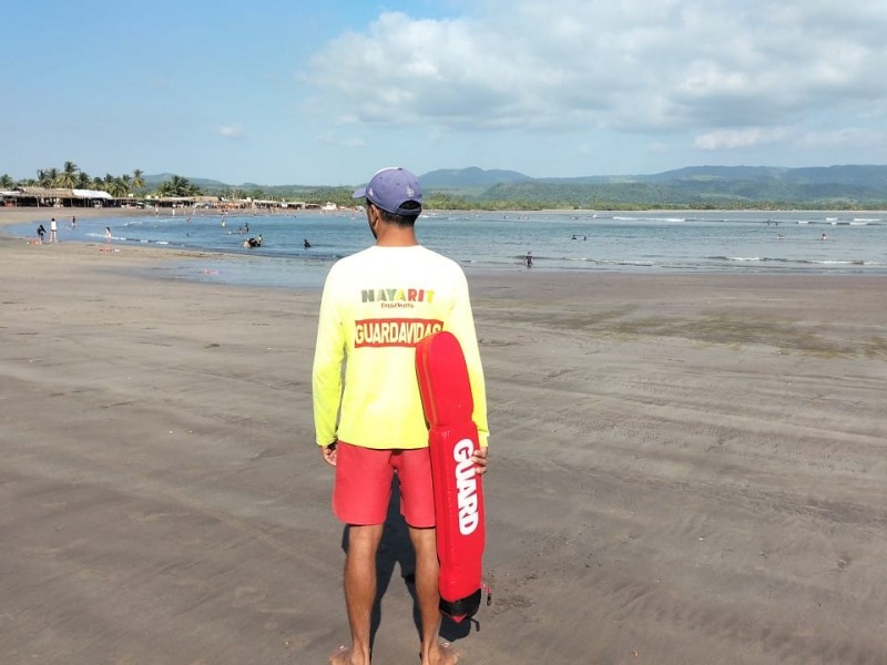 Rescatan a 4 menores en playas de San Blas