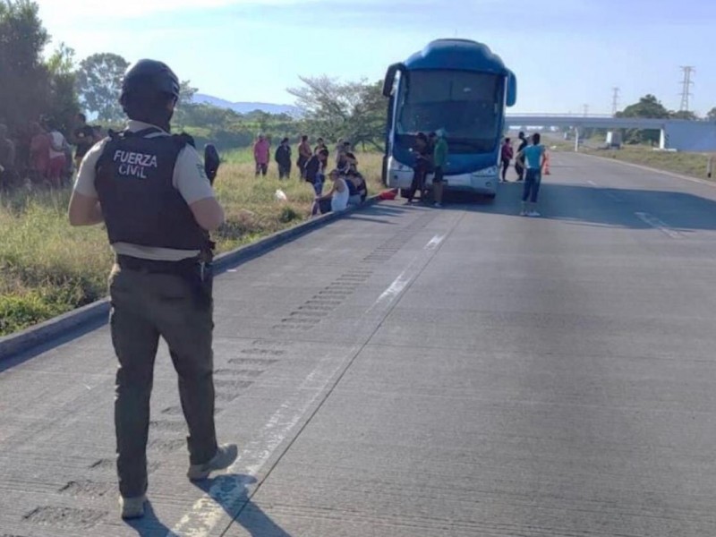 Rescatan a 50 migrantes en un autobús en Yanga