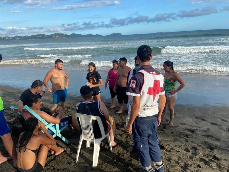 Rescatan a 6 personas de ser ahogadas en Manzanillo