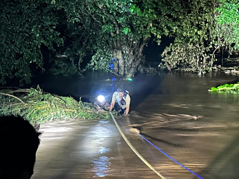 Rescatan a 6 personas en Ajuchitlán y San Miguel Totolapan