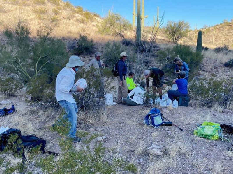 Rescatan a 60 migrantes en el desierto