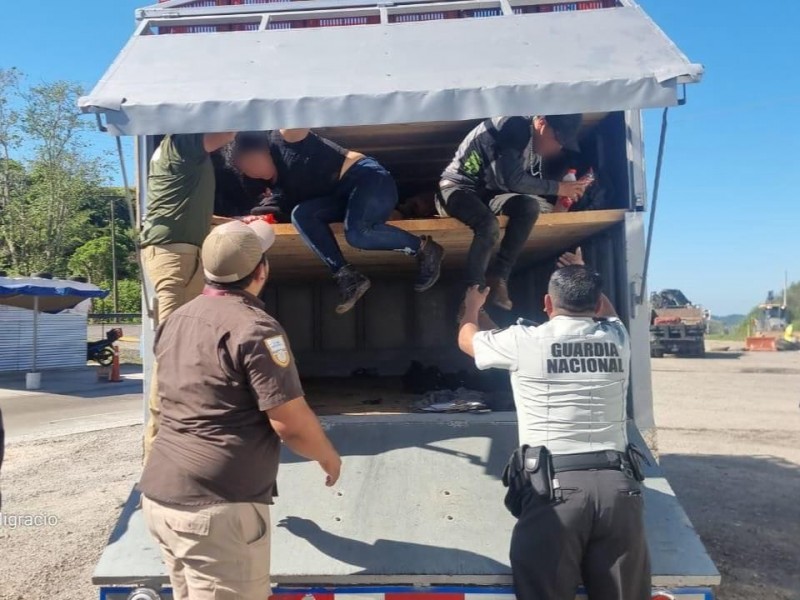 Rescatan a 64 migrantes ocultos en camionetas en Veracruz