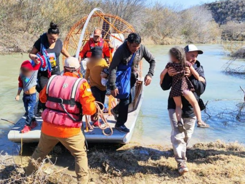 Rescatan a 73 migrantes varados en el Río Bravo
