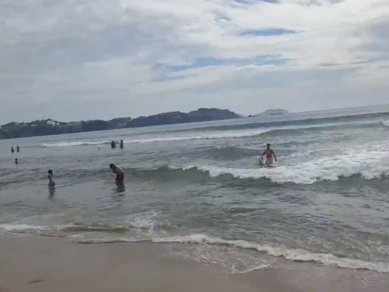 Rescatan a 8 turistas de morir ahogados