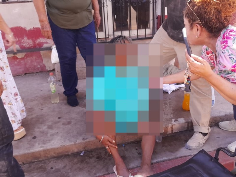 Rescatan a adulta mayor abandonada fuera del IMSS
