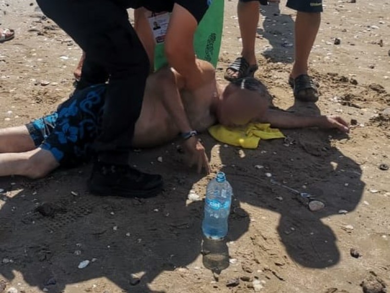 Rescatan a bañista en Bahía de Kino