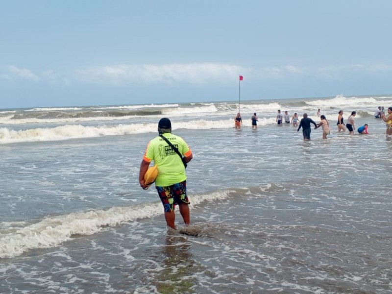 Rescatan a bañistas en playas de Tecolutla