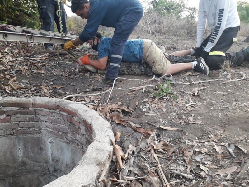 Rescatan a cocodrilo que cayó en un pozo