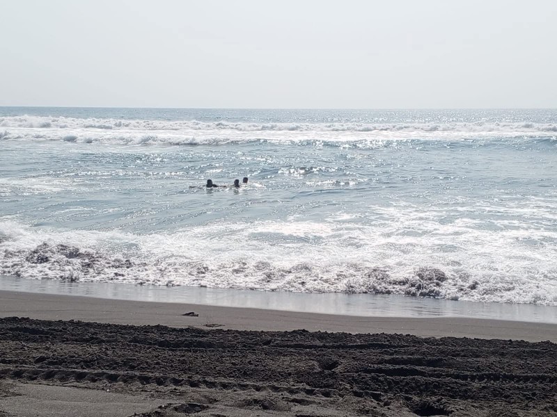 Rescatan a cuatro jóvenes con riesgo de ahogarse en playa de Cuyutlán