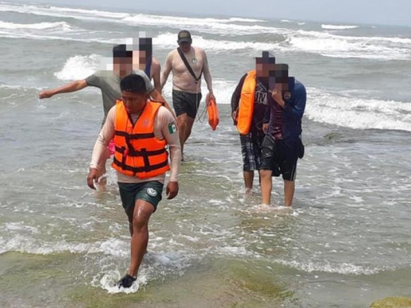 Rescatan a cuatro personas en Úrsulo Galván y Cazones