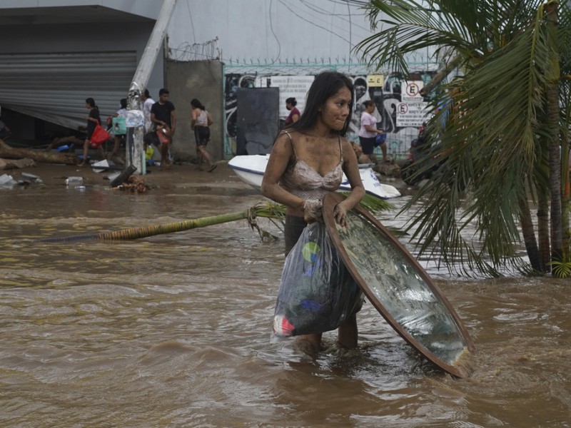 Rescatan a cuatro personas por crecida de río en Guerrero