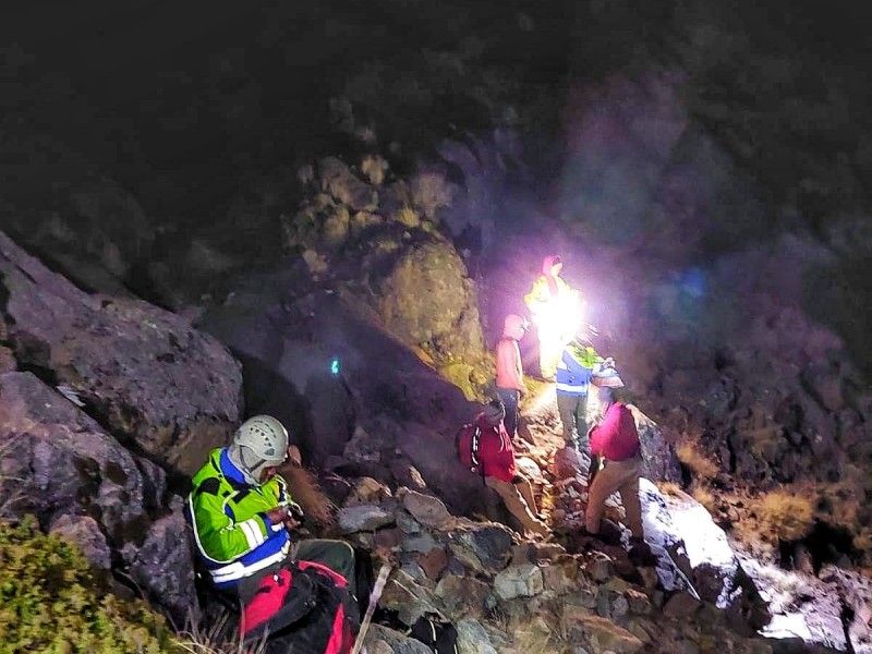 Rescatan a dos hombres extraviados en Nevado de Colima