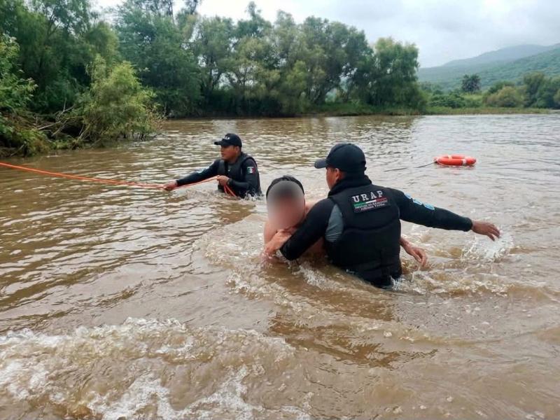 Rescatan a dos menores a punto de ahogarse en el río Grijalva