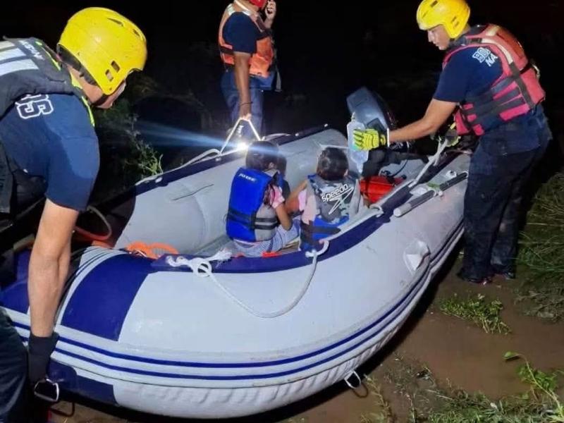 Rescatan a dos menores en medio de emergencia por lluvias en Masiaca