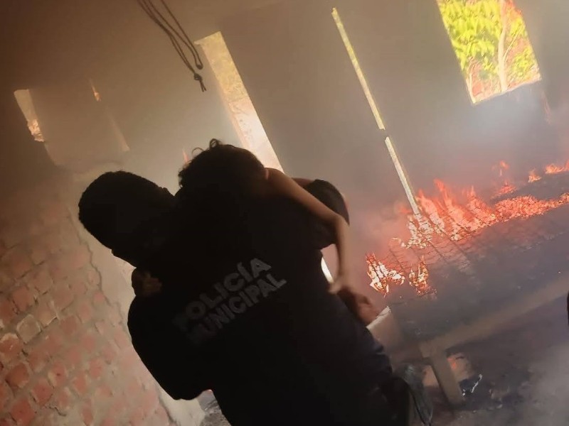 Rescatan a dos menores tras incendio en vivienda de Armería