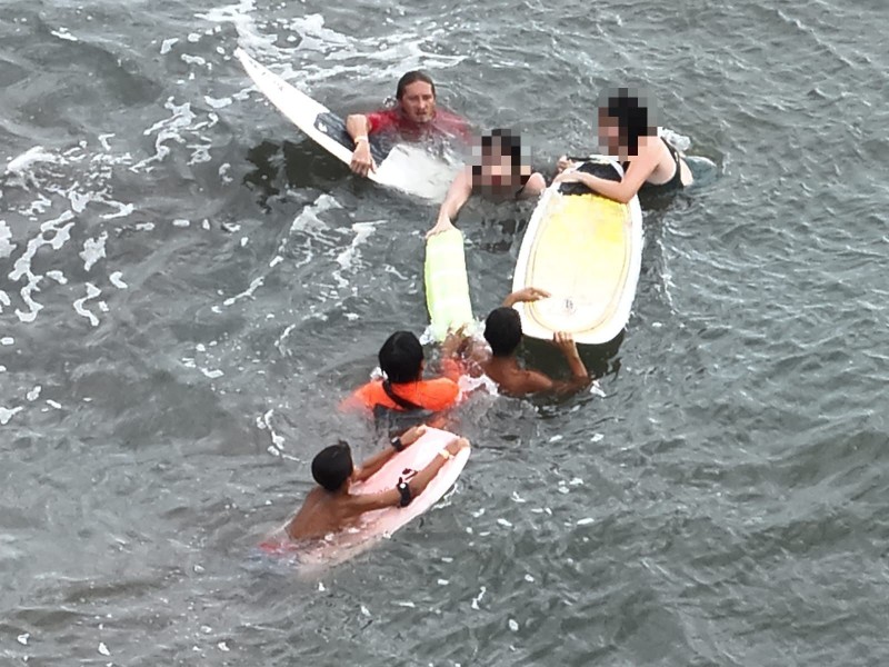 Rescatan a dos mujeres con dificultades para salir del mar