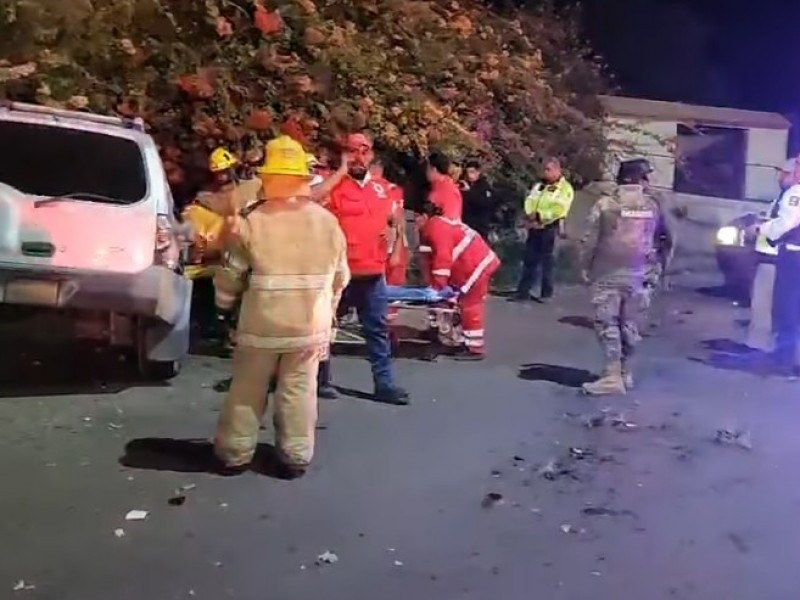 Rescatan a dos personas tras chocar contra un muro