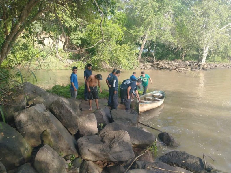 Rescatan a dos pescadores varados en presa El Jileño