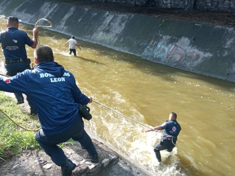 Rescatan a hombre arrastrado por creciente del Malecón del Río