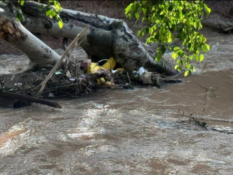 Rescatan a hombre atrapado en río Mololoa