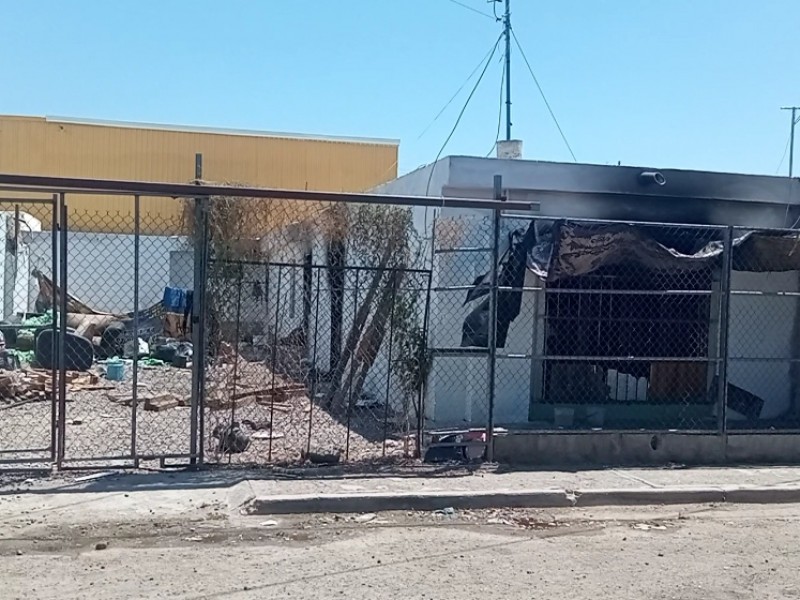 Rescatan a hombre durante incendio de casa