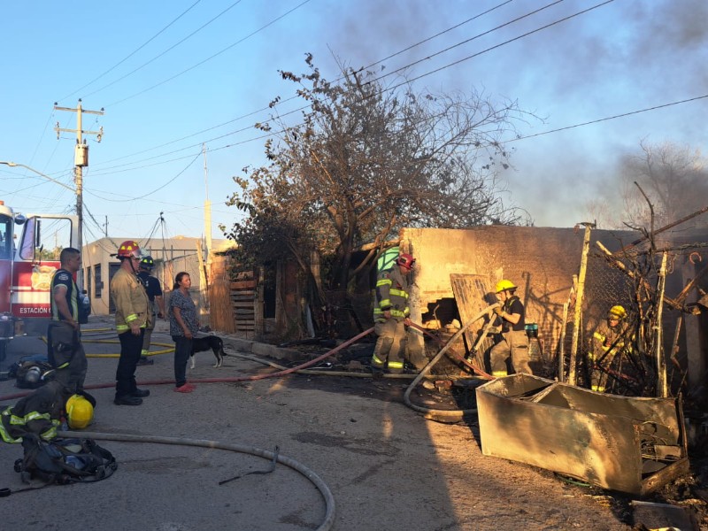 Rescatan a hombre durante incendio de vivienda