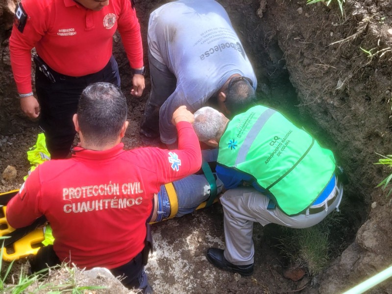 Rescatan a hombre lesionado tras caer en un pozo