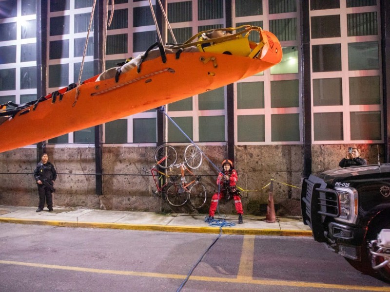Rescatan a hombre que cayó más de seis metros en edificio