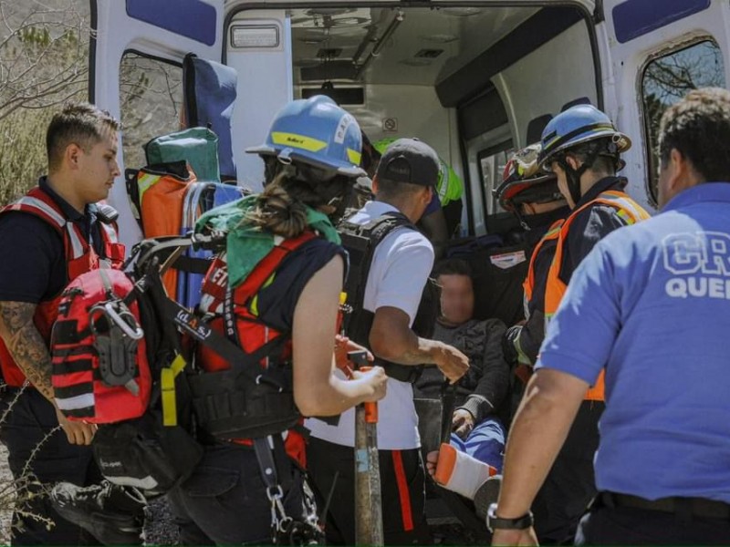 Rescatan a hombre tras caer en El Tángano