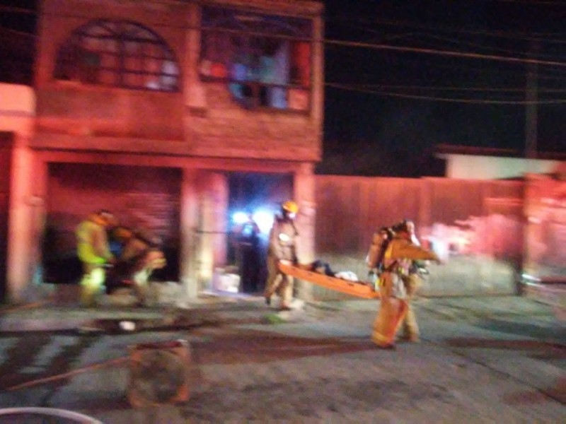 Rescatan a hombre y su mascota de incendio