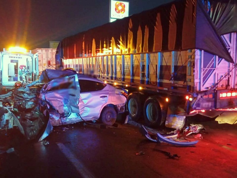 Rescatan a joven de 21 años que chocó contra tractocamión en Tlajomulco