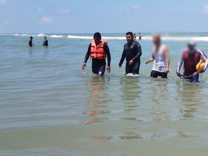 Rescatan a joven de tuxpeño en playa Mis Amores