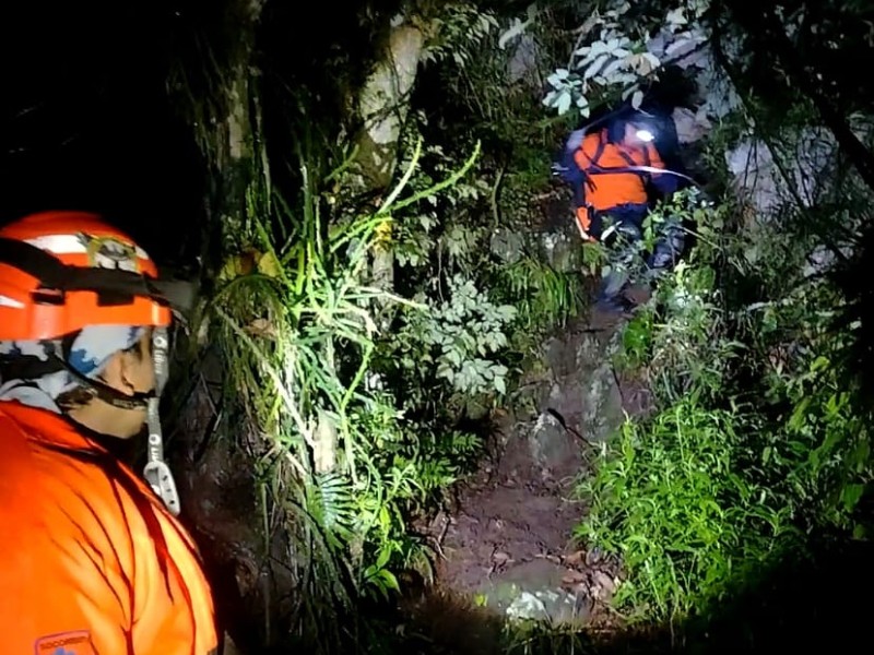 Rescatan a joven que cayó a barranco en Jilotepec