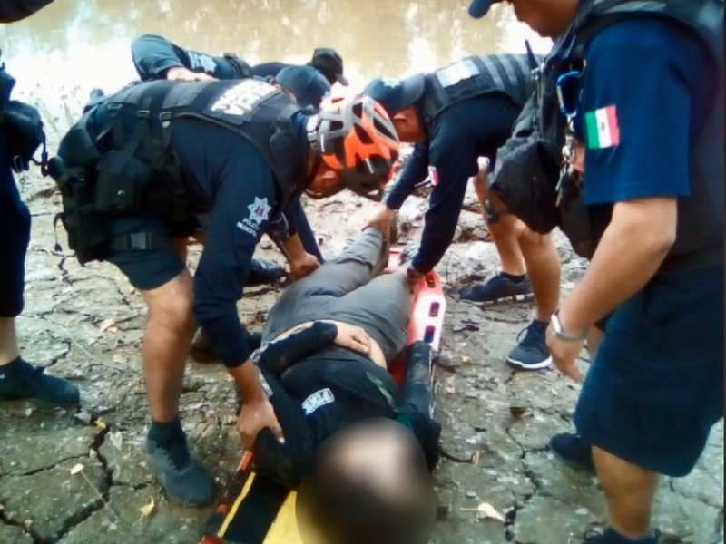 Rescatan a joven que cayó al río.