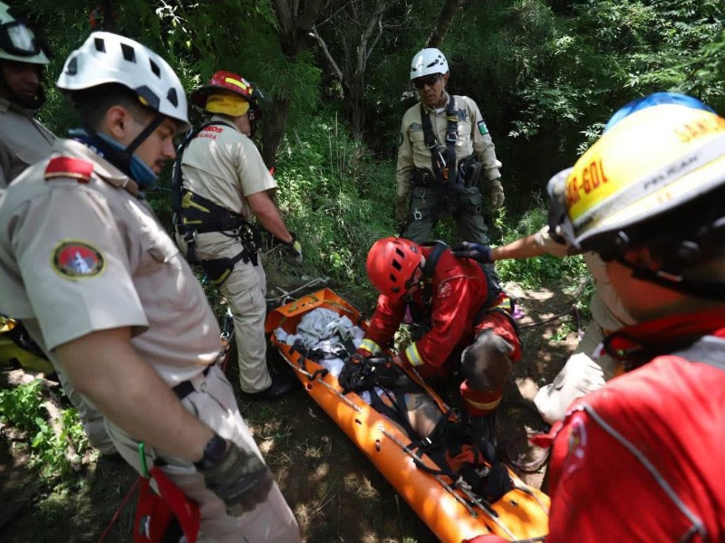 Rescatan a joven que cayó en la Barranca de Huentitán
