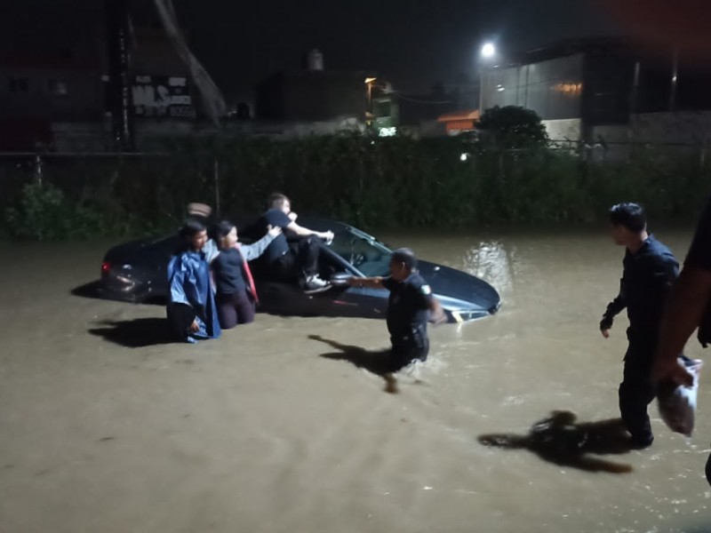 Rescatan a jóvenes de inundación en la Cantera