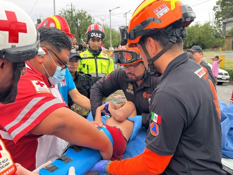 Rescatan a menor arrastrado por la corriente en Escobedo, Nuevo León
