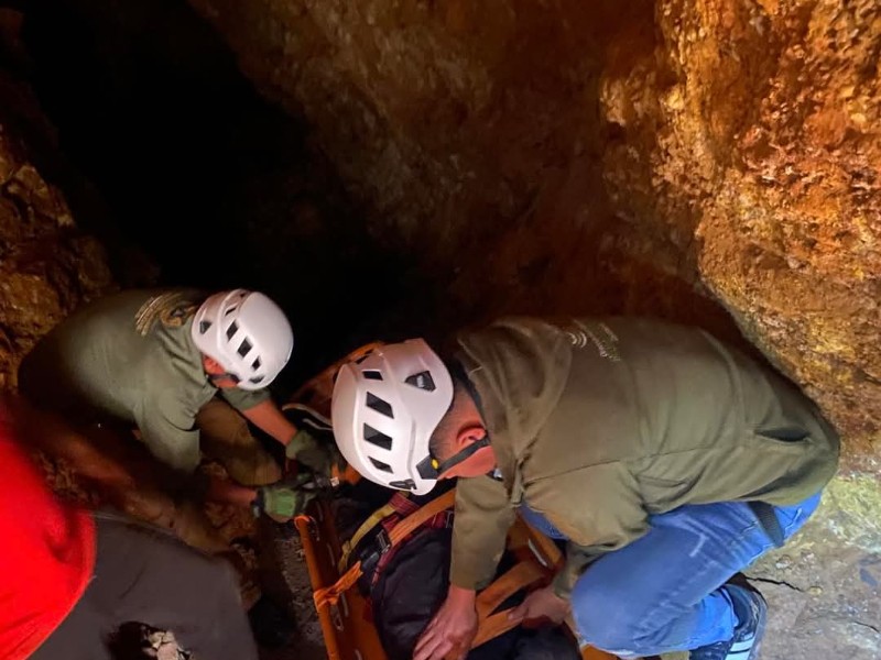 Rescatan a menor que cayó a tiro de mina