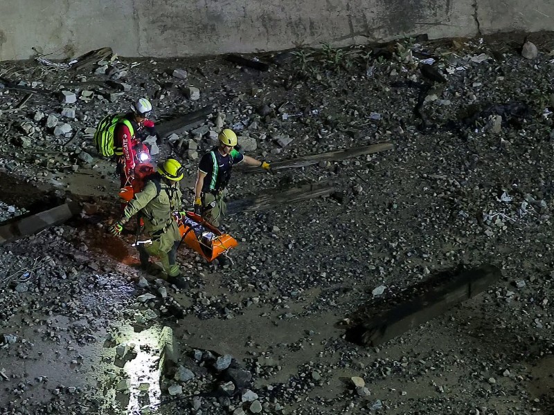 Rescatan a menor tras caer en canal de vertedor de la presa
