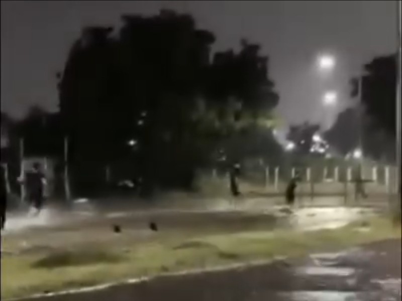 Rescatan a menores que cayeron a canal pluvial en Mazatlán