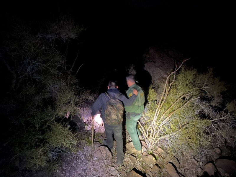 Rescatan a migrante en desierto