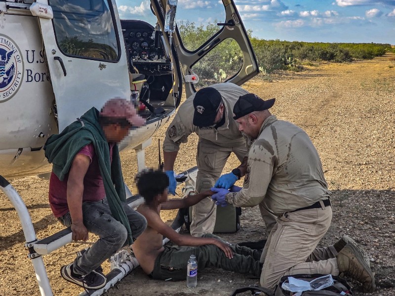 Rescatan a migrantes en desierto